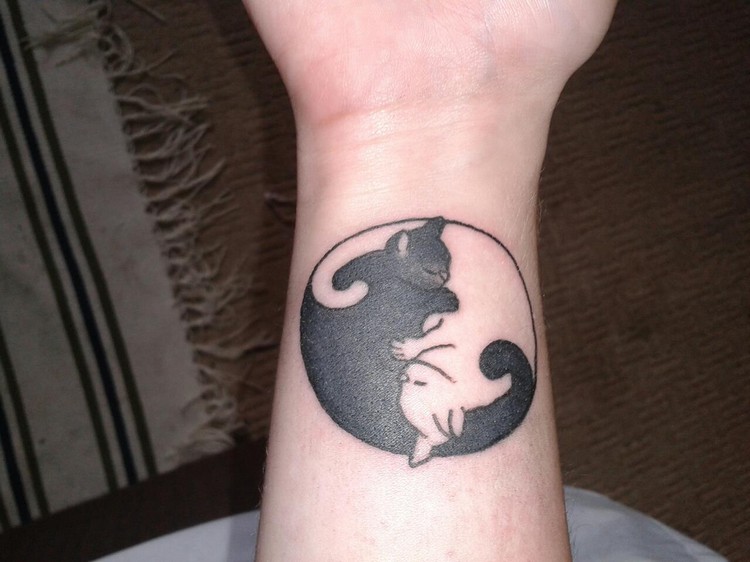 tatouage-chat-poignet-symbole-yin-yang-noir-blanc