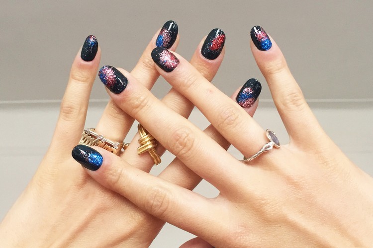 tuto nail art –nouvel-an-vernis-ongles-noir-motif-feu-artifice-paillete
