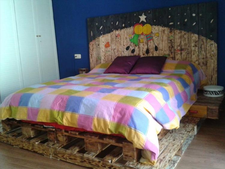 tête de lit palette bois-brut-coloré-coussins-multicolores