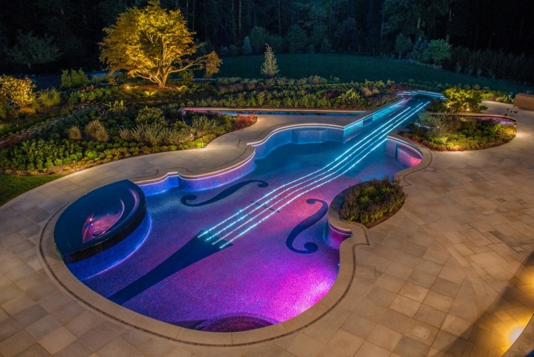 éclairage-led-extérieur-piscine-forme-guitare