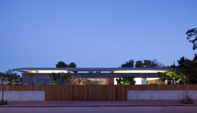 Float-House-cloture-bois-beton-facade-moderne