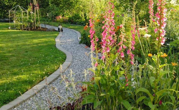 allée jardin -gravier-decoratif-bordure-allee-paves-fleurs-gazon