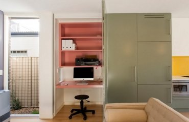 aménagement-bureau-maison-pratique-meuble-laqué-parquet-canapé