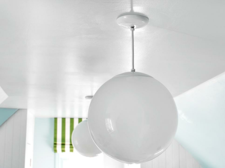 aménagement combles chambre enfant lampe suspension globe blanc