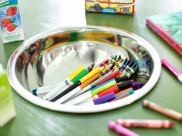 aménagement combles chambre enfant table dessin bol crayons