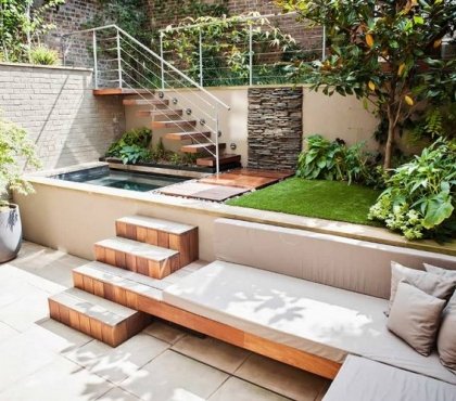 aménagement cour intérieure -moderne-piscine-banc-jardin-bois