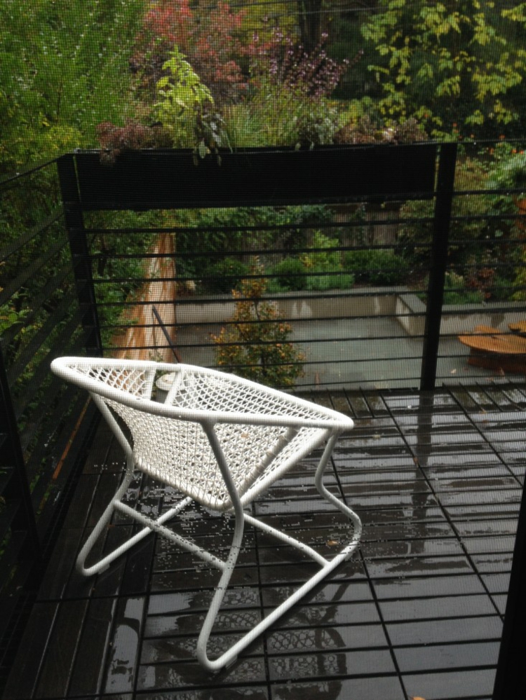aménagement jardin et terrasse en ville -caillebotis-bois-chaise-blanche