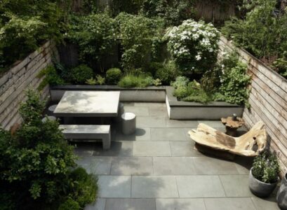 aménagement jardin et terrasse en ville -dalles-beton-salon-jardin-beton-murets-soutenement-bois