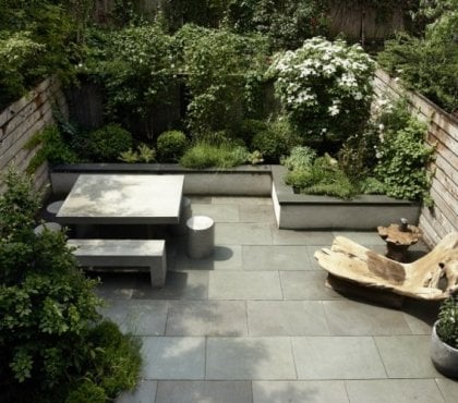 aménagement jardin et terrasse en ville -dalles-beton-salon-jardin-beton-murets-soutenement-bois