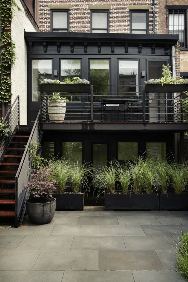 aménagement jardin et terrasse en ville -moderne-carrelage-beton-graminees-ornement
