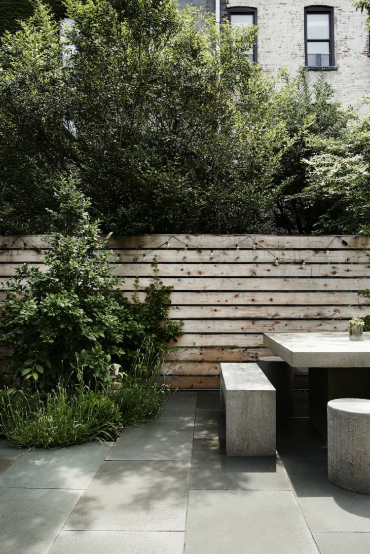 aménagement jardin et terrasse en ville -table-bancs-beton-dalles-beton-muret-soutenement-bois-guirlande-lumineuse