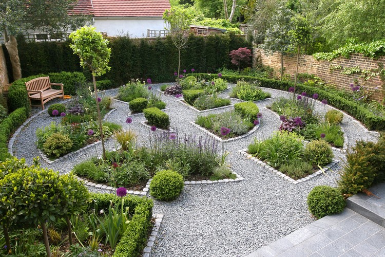 aménagement jardin extérieur -design-geometrique-gravier-concasse-buis-boule-parterres-plantes