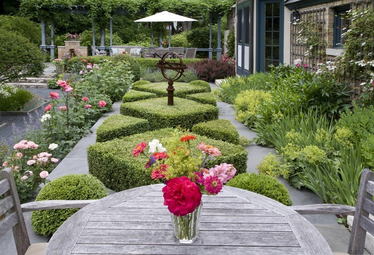 aménagement jardin extérieur -formel-buis-tailles-rosiers-table-chaises-bois