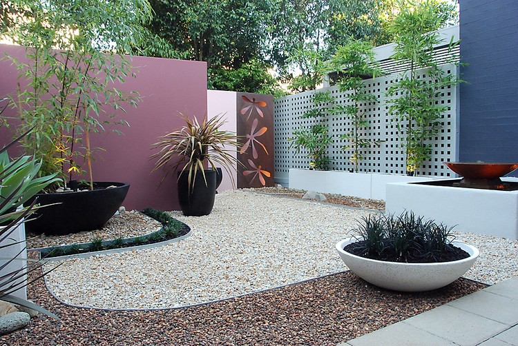 aménagement jardin extérieur -gravier-decoratif-jardinieres-noir-blanc-brise-vues-modernes
