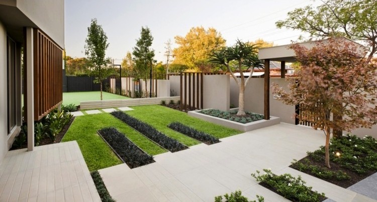 aménagement jardin extérieur -parterres-plantes-couvre-sol-pelouse-cloture-jardin-moderne