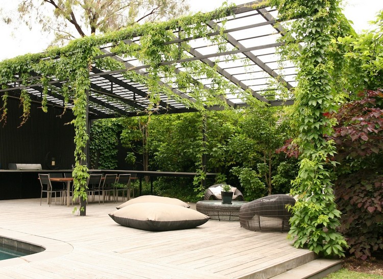 aménagement jardin extérieur -pergola-plantes-grimpantes-coussins-sol-fauteuils-rotin