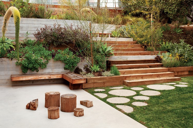 aménagement jardin extérieur -petite-allee-pas-japonais-banc-bois-escalier-bois-beton-parterres-sureleves