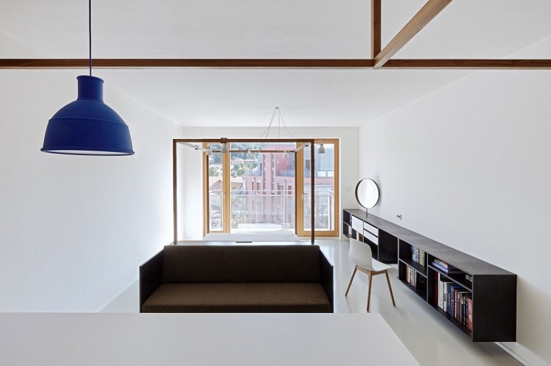 aménagement studio minimaliste blanc meubles bois clair noir