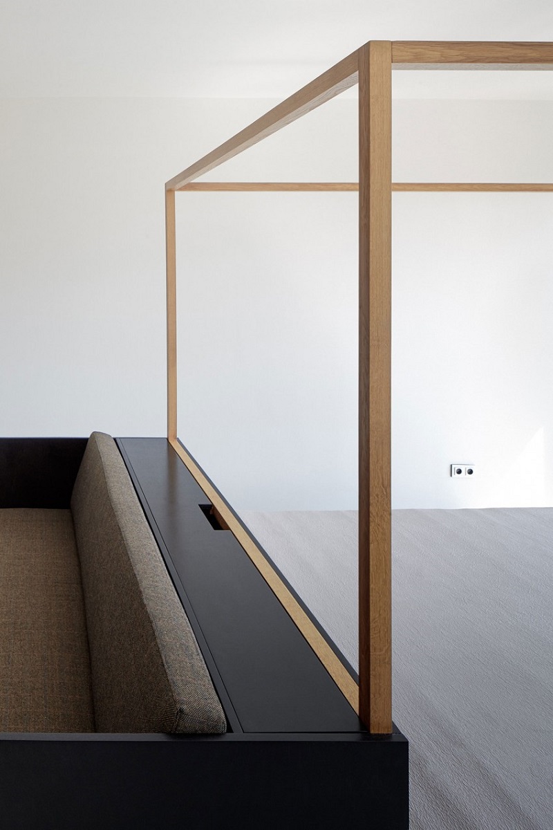 aménagement studio minimaliste canapé salon lit cadre baldaquin