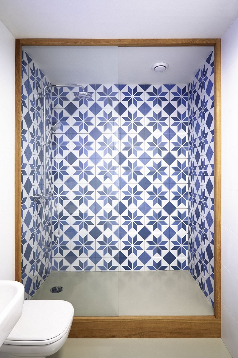 aménagement studio minimaliste carrelage salle bains blanc bleu motifs