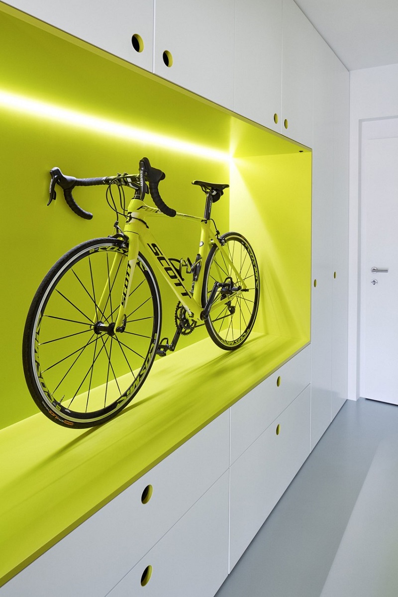 aménagement studio minimaliste espace rangement vélo jaune fluo