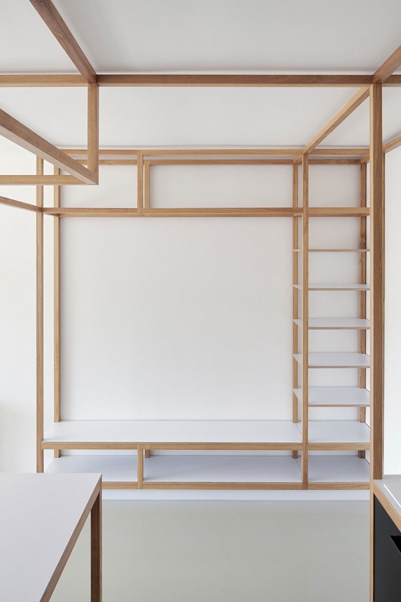 aménagement studio minimaliste intérieur blanc bois banc rangement