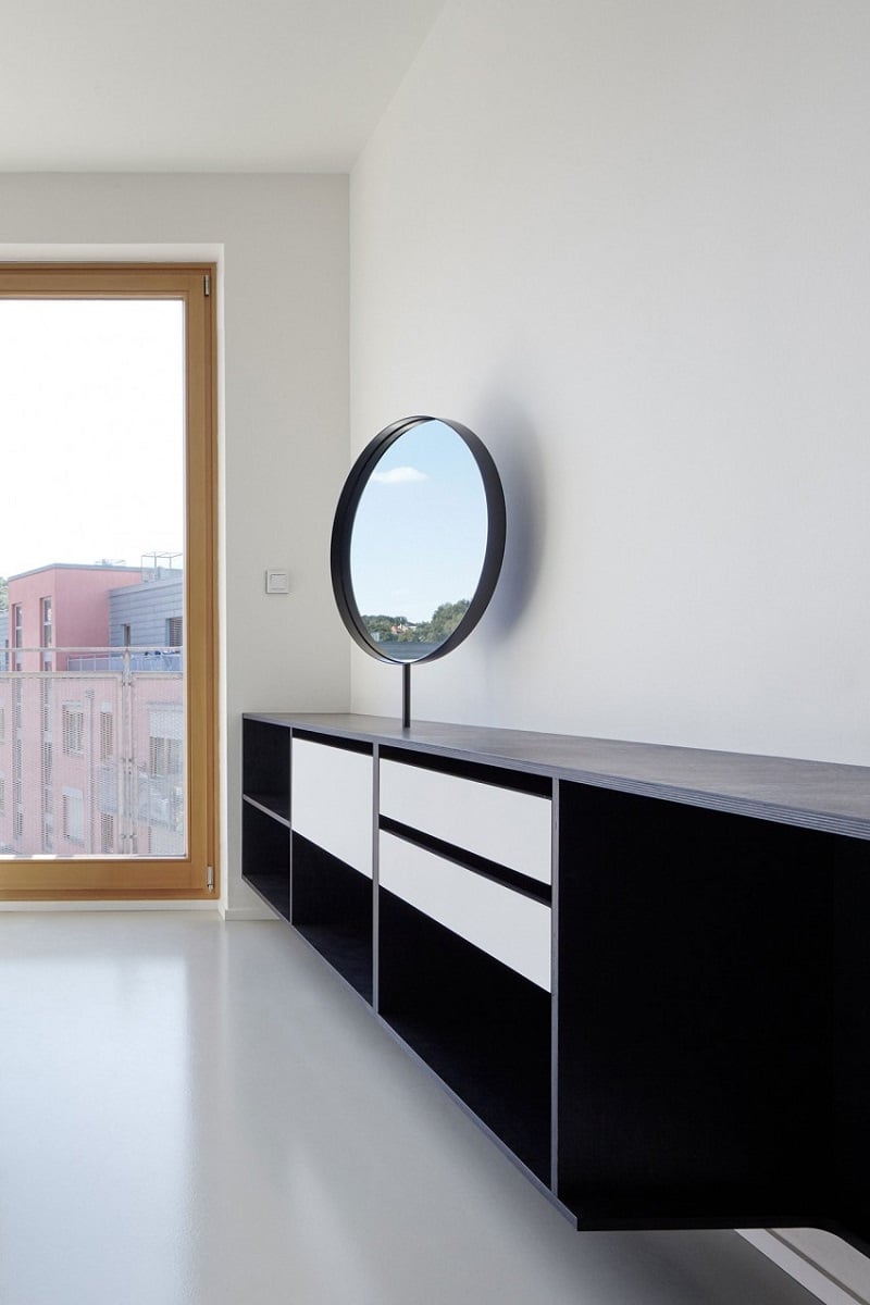 aménagement studio minimaliste meuble rangement miroir rond pied