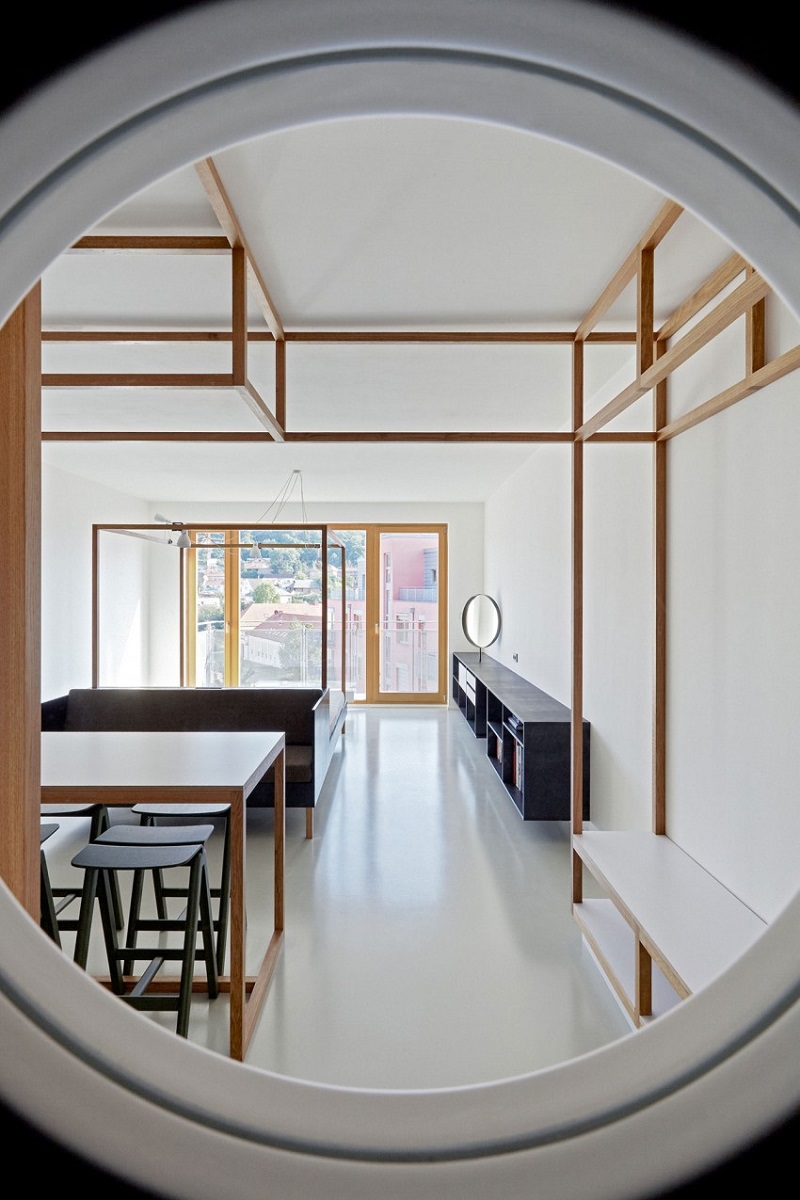 aménagement studio minimaliste porte couloir hublot