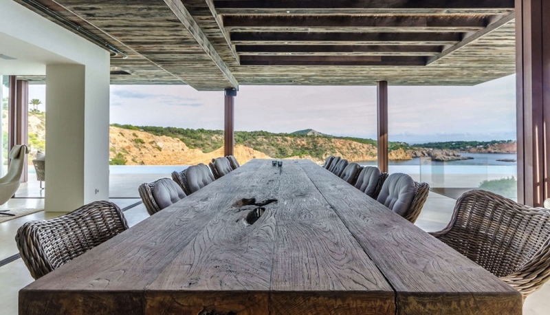baies vitrées coulissantes table manger bois massif brut