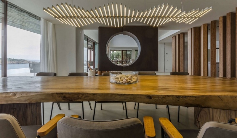 baies vitrées coulissantes table massive luminaire design