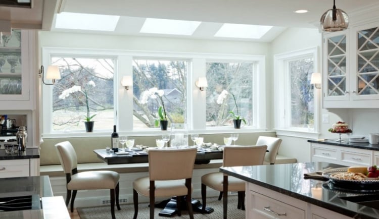 banc-cuisine-avec-dossier-longueur-fenêtre-orchidées-blanches-appliques