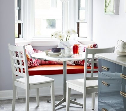 banc-cuisine-blanc-assise-orange-coussins-motifs-chaleureux-table-chaises