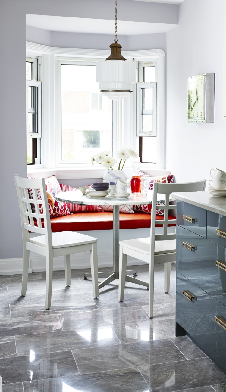 banc-cuisine-blanc-assise-orange-coussins-motifs-chaleureux-table-chaises