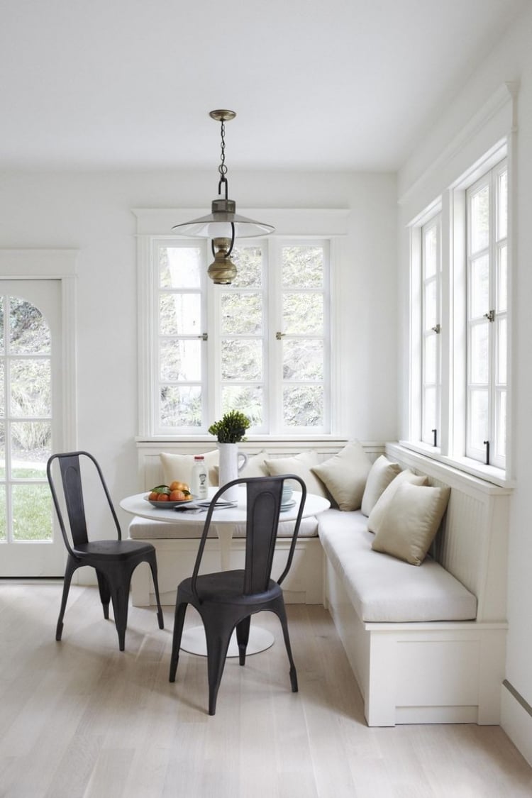 banc-cuisine-blanc-avec-dossier-galettes-coussins-modèle-angle-chaises