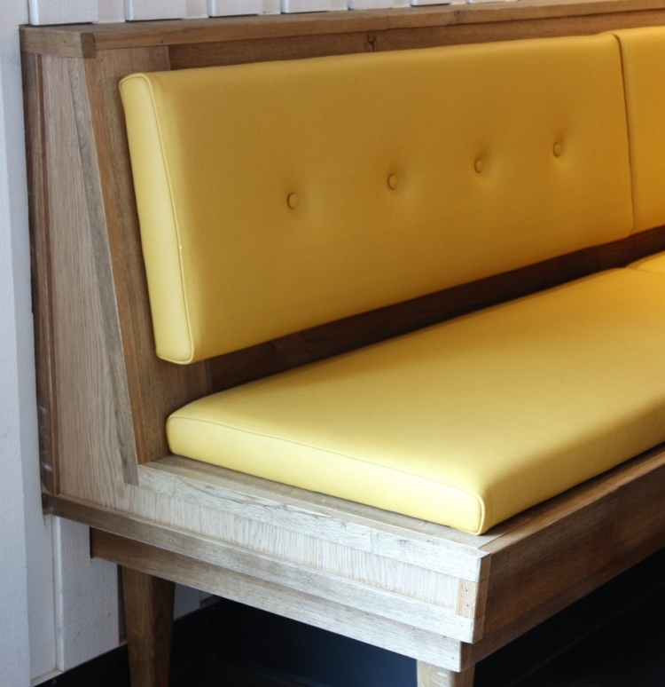 banc de cuisine bois-avec-dossier-assise-cuir-jaune-style-vintage