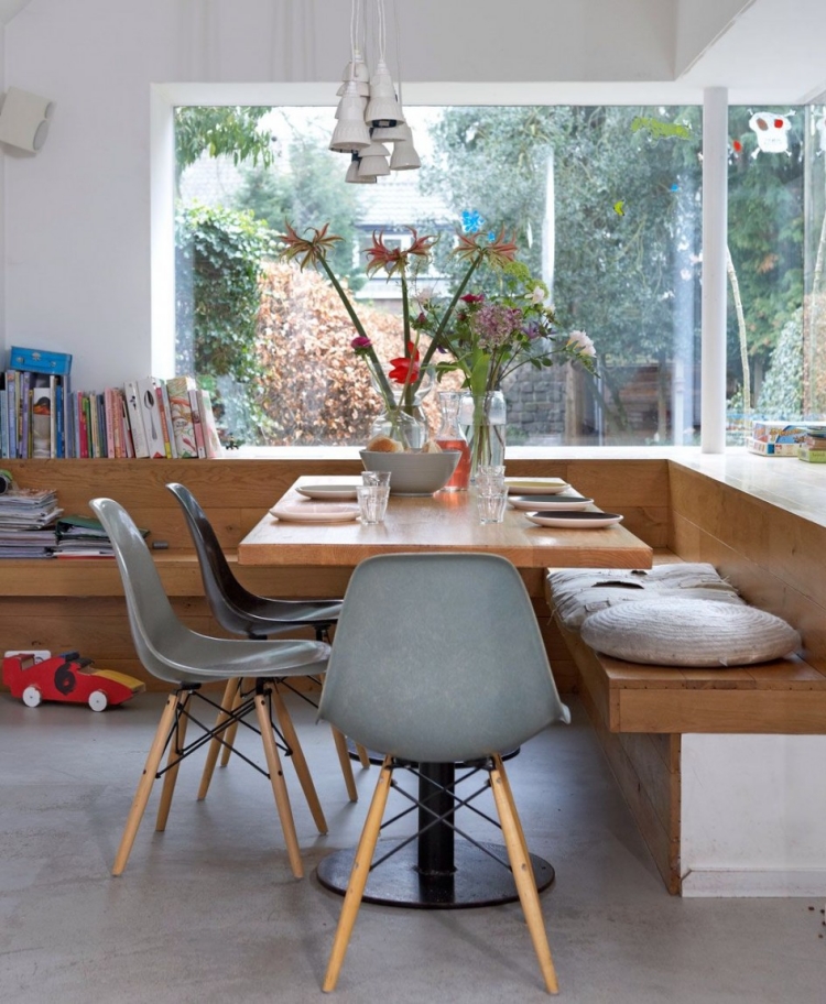 banc-cuisine-bois-avec-dossier-chaises-design-Eames-table-bois-métal