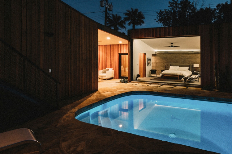 bardage bois extérieur -jardin-piscine-chambre-coucher-baie-vitree-coulissante