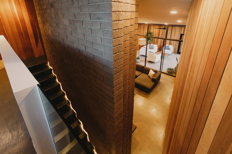 bardage bois intérieur -escalier-droit-mur-blocs-beton