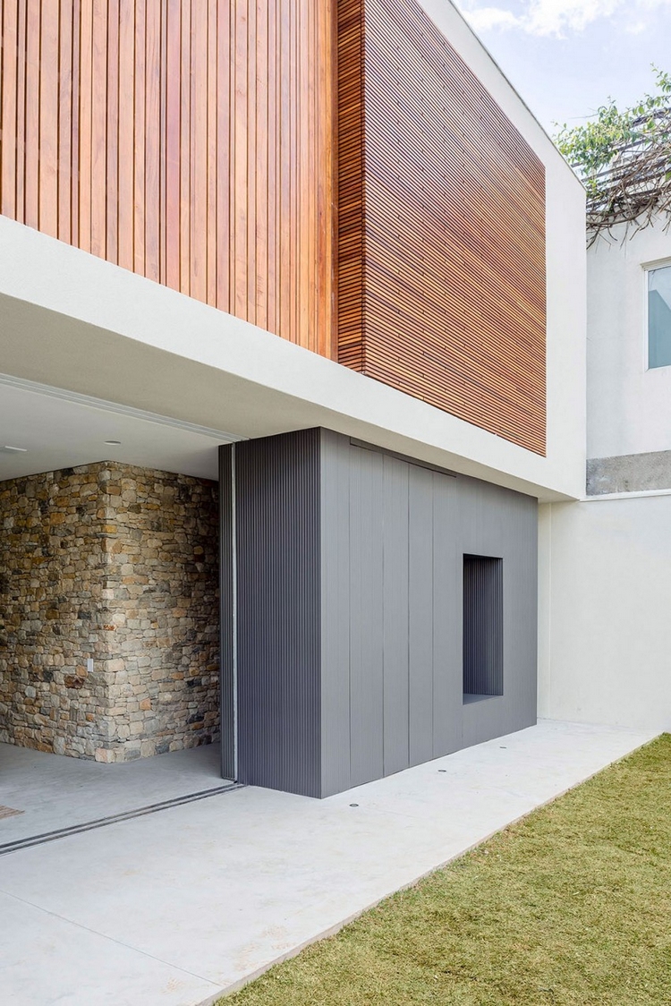 bardage-claire-voie-vertical-horizontal-bois-revêtement-PVC-mur-pierre