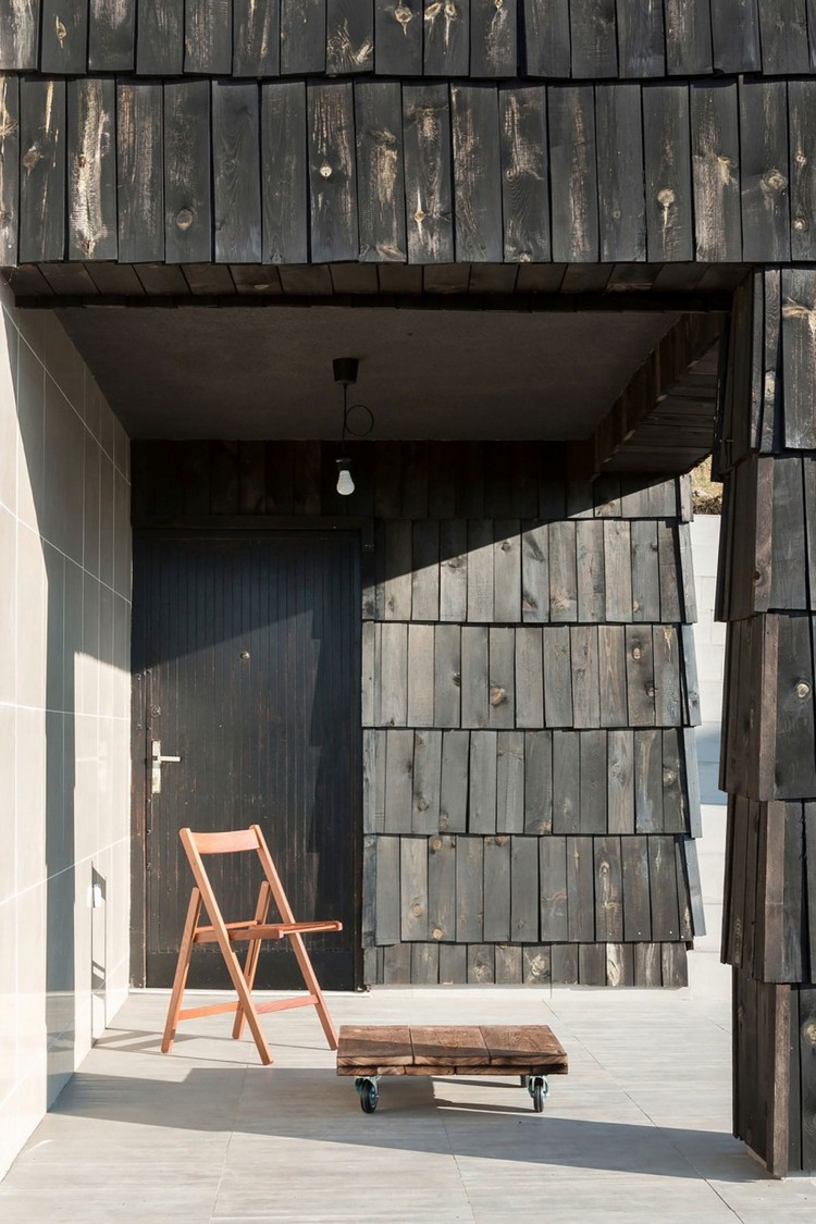 bardage extérieur -facade-bardeaux-bois-noir-terrasse-carrelee