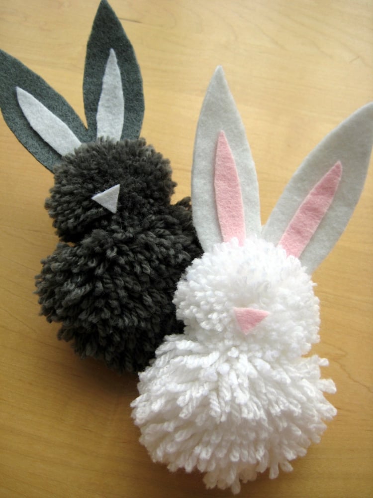 bricolage-de-Pâques-facile-lapins-DIY-pompons-noir-blanc-oreilles-feutre