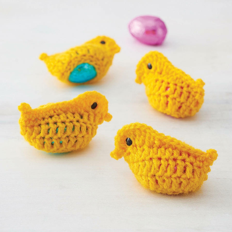 bricolage-de-Pâques-facile-poussins-tricotes-jaunes