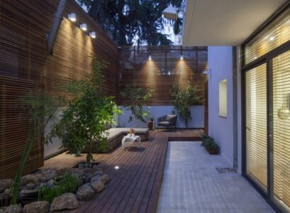 brise-vue en bois –terrasse-revetement-sol-bois-composite-plantes-vertes