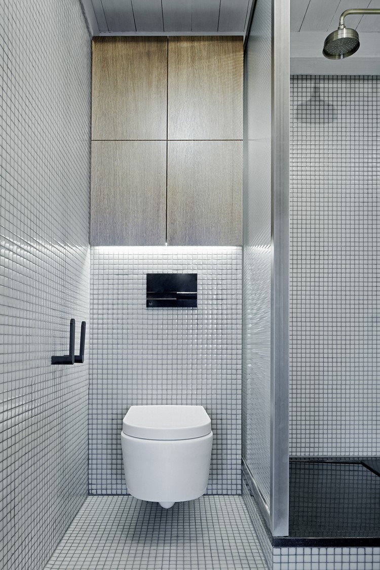 carrelage mosaïque salle de bain -blanche-verdatre-armoires-murales-bois-cabine-douche