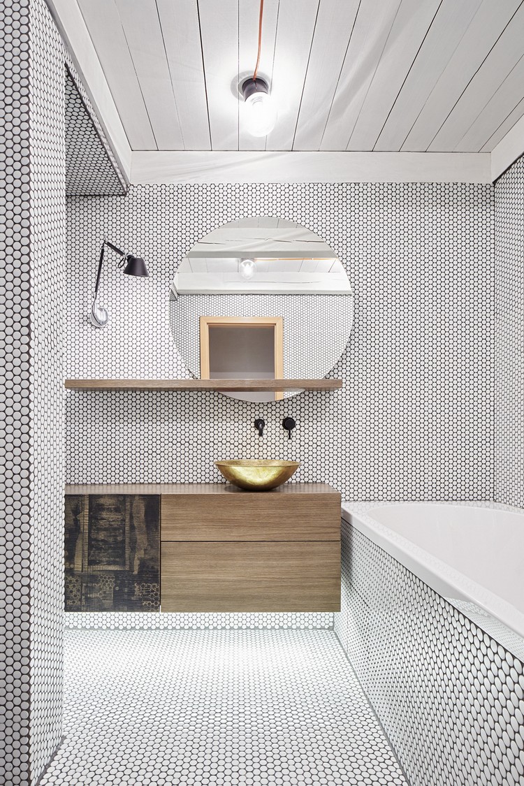 carrelage mosaïque salle de bain -noir-pois-blancs-meuble-vasque-bois-miroir-rond-vasque-cuivre