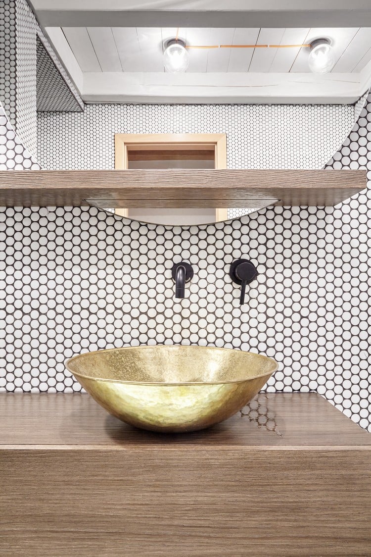 carrelage mosaïque salle de bain -pois-blancs-vasque-laiton-meuble-vasque-bois-massif-dagmar-stpanova
