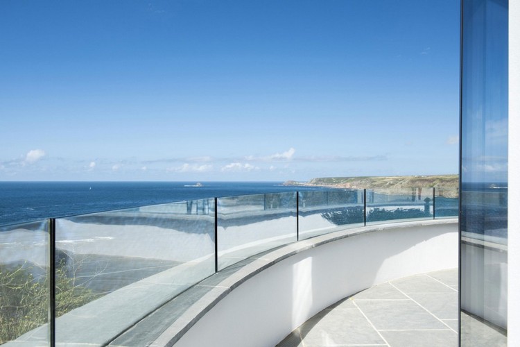 carrelage-taupe-terrasse-balustrade-verre