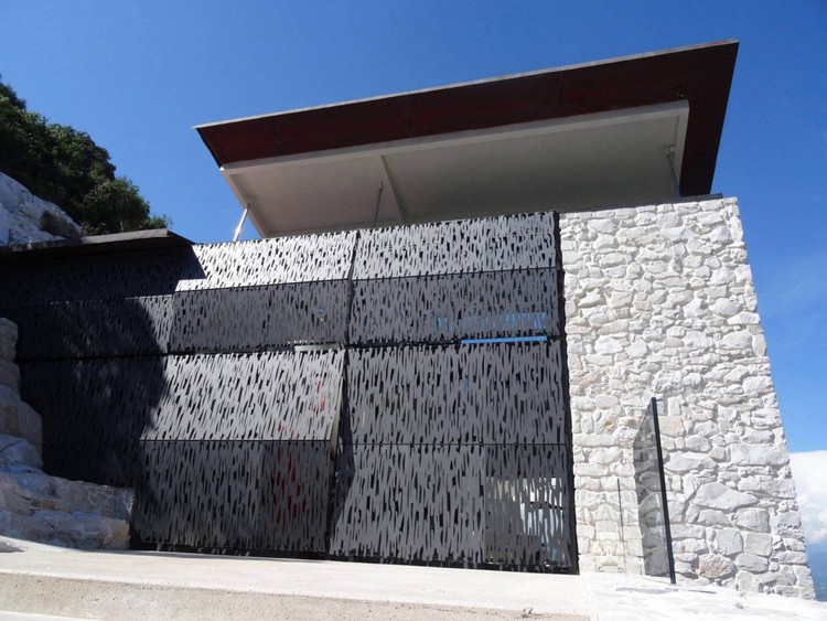 casa-farfalla-residence-privee-facade-pierre-naturelle-volets-metal