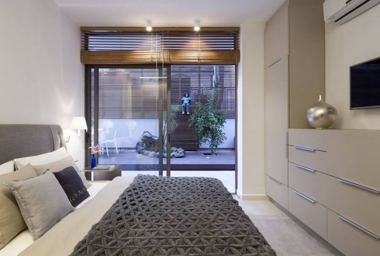 chambre-coucher-armoire-tiroirs-bois-clair-literie-blanc-gris-stores-bambou