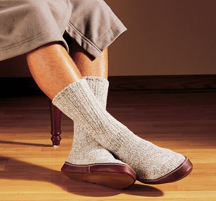 chaussons-femme-homme-tricotés-gris-taupe-semelle-cuir